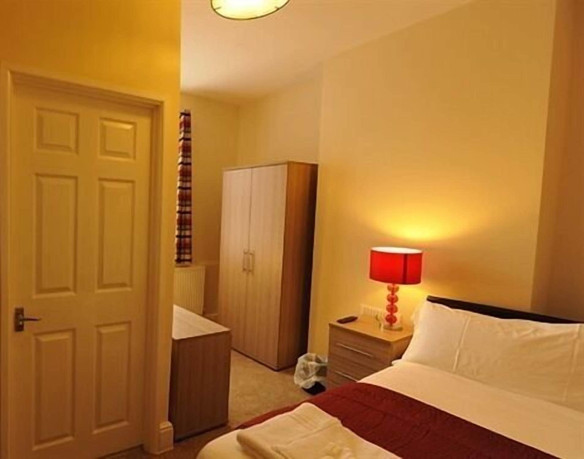 Gail'S Guest House Barry Bagian luar foto
