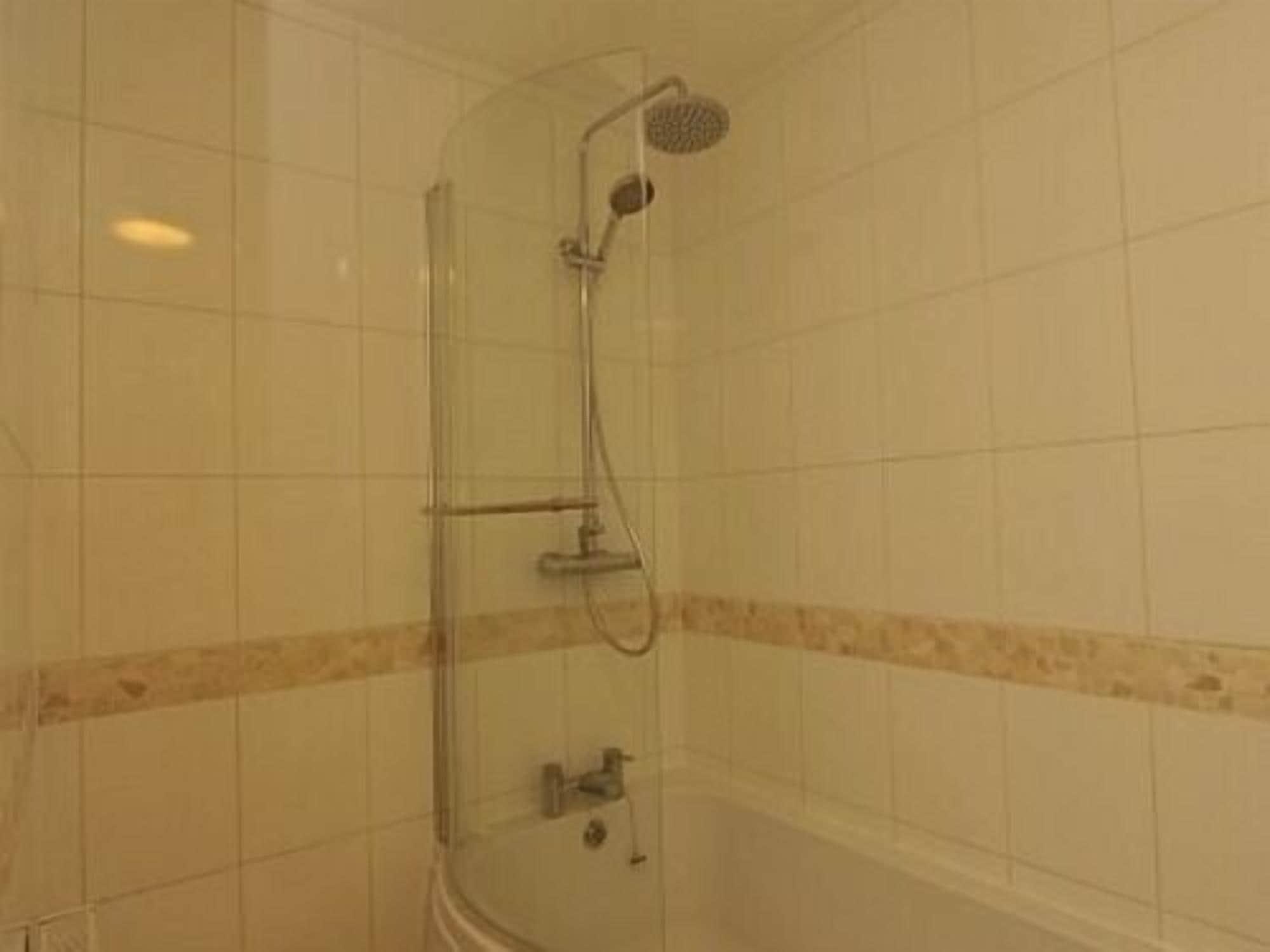 Gail'S Guest House Barry Bagian luar foto