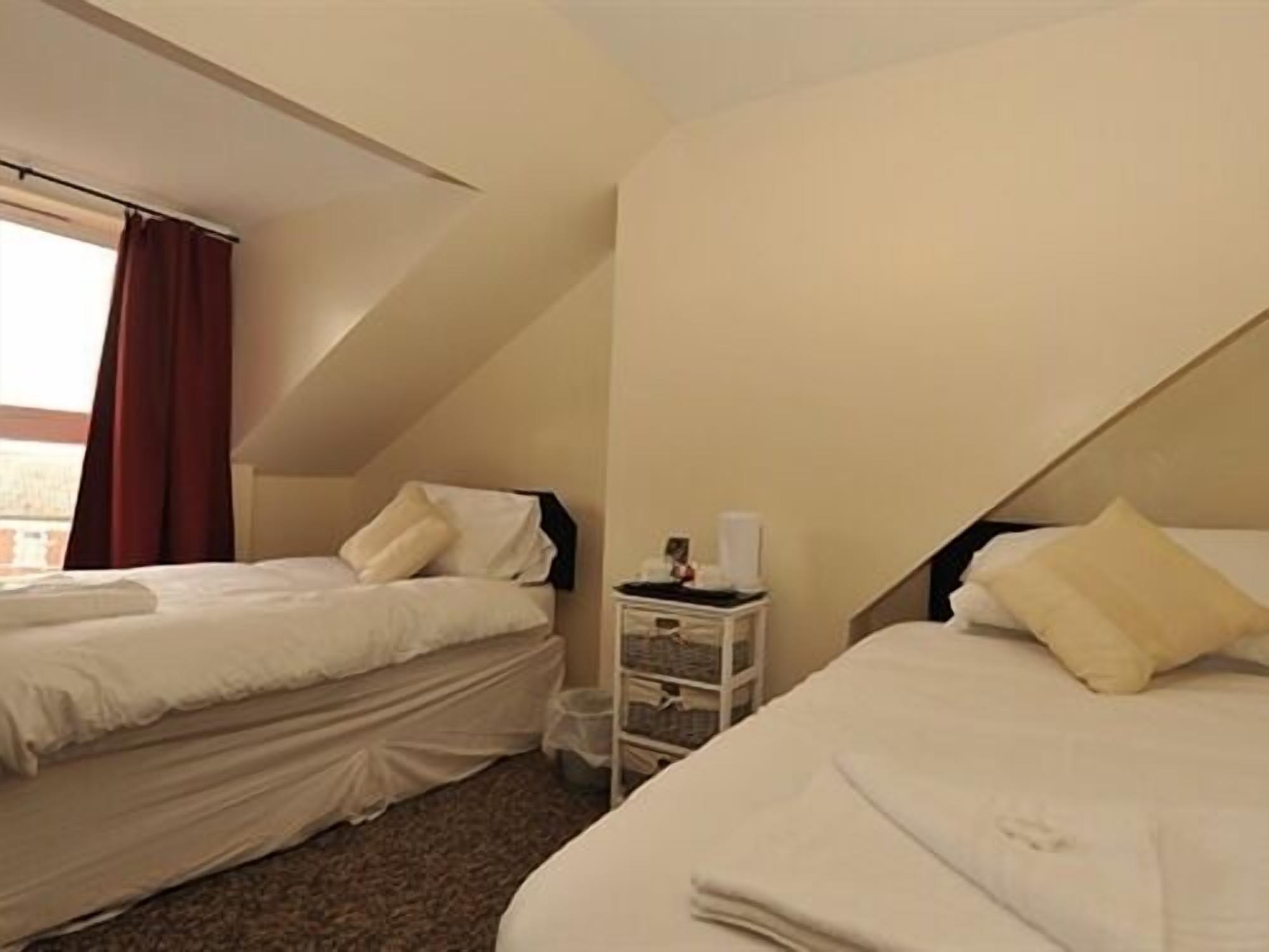 Gail'S Guest House Barry Bagian luar foto