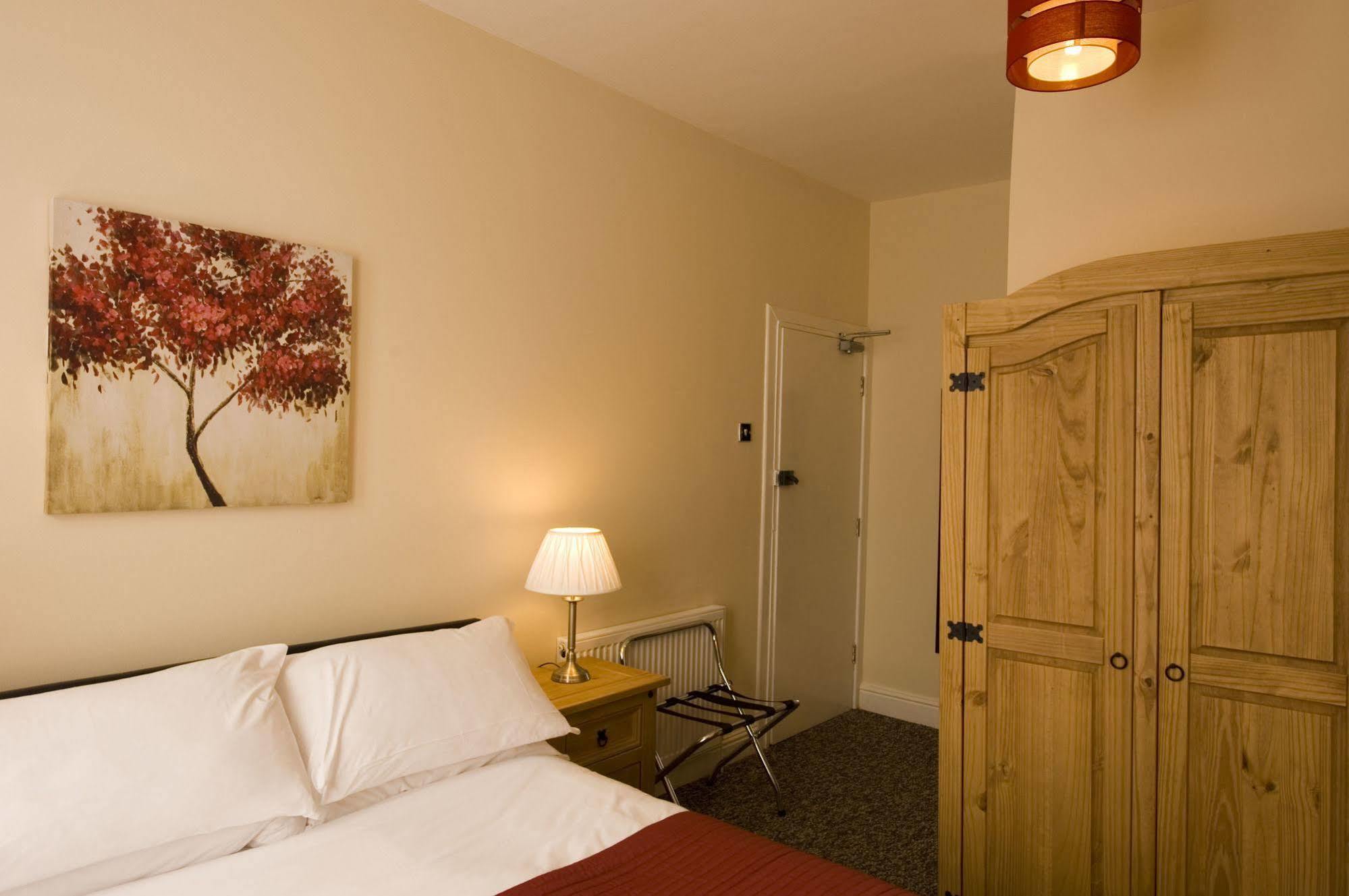 Gail'S Guest House Barry Bagian luar foto